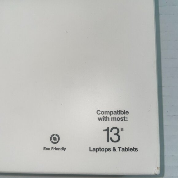 Incase Classic Sleeve compatible with most 13"for laptop & Tablets - Picture 5 of 5